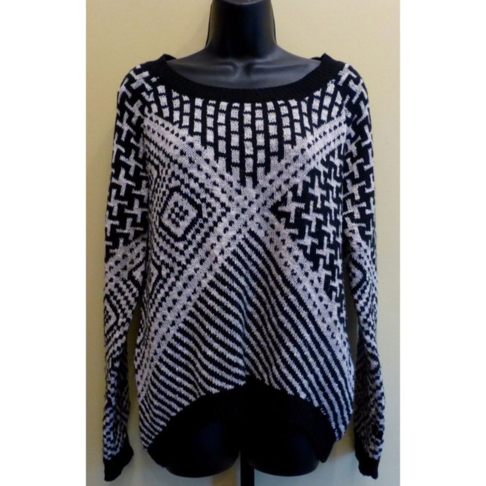 Mi Ami Black and White Patterned Sweater. - Picture 2 of 11
